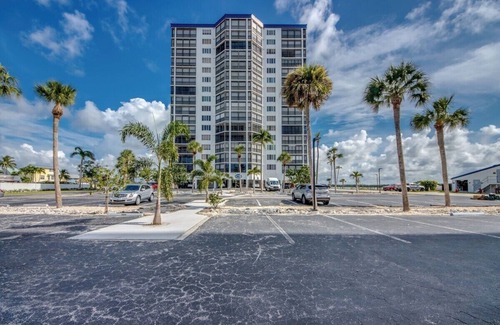 Mid Island Condo | Spacious, Bright, and Airy, 2 bed, 2 bath, with views of the Gulf and the Bay!