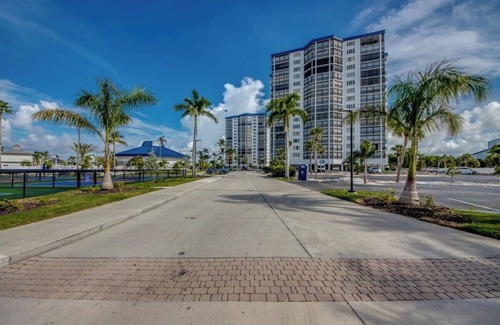 Mid Island Condo | Spacious, Bright, and Airy, 2 bed, 2 bath, with views of the Gulf and the Bay!