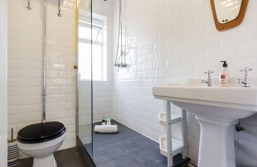Haggerston Apartment | Spacious, Bright 2 Bed apt in East London