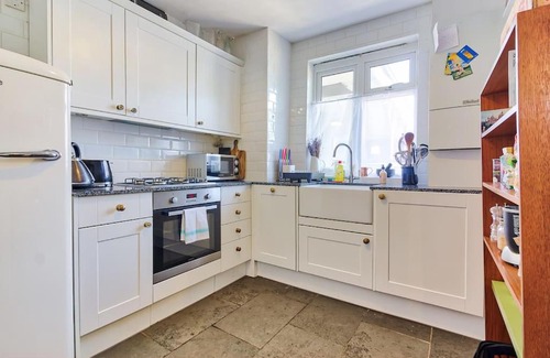 Haggerston Apartment | Spacious, Bright 2 Bed apt in East London