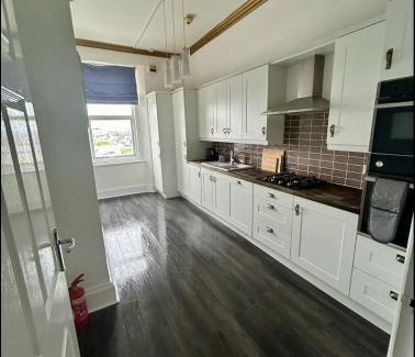 Burnham-on-Sea Apartment | Spacious Burnham-on-Sea flat in the town centre with sea views