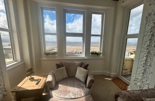 Burnham-on-Sea Apartment | Spacious Burnham-on-Sea flat in the town centre with sea views