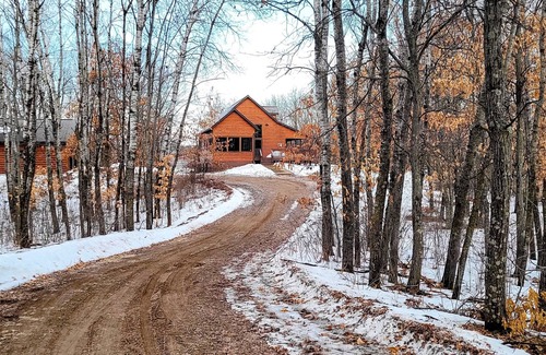 Spooner Cabin | Spacious Cabin in the woods on Island Lake