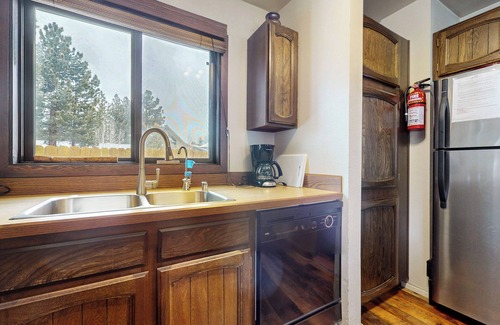 Mammoth Lakes Condo | Spacious Cabin, Rustic Décor. Near Restaurants. Pool & Tennis Court On-site