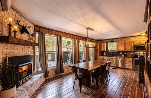 Bryson City Cabin | Spacious Cabins near boating & Nantahala OC with gameroom, hot tubs & fire pits