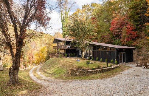Bryson City Cabin | Spacious Cabins near boating & Nantahala OC with gameroom, hot tubs & fire pits