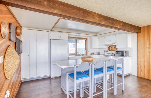 Downtown Cannon Beach House | Spacious Casual Oceanfront with Direct Beach Access is Also Steps From Downtown!
