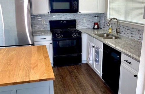 Central Southwest House | Spacious✨Central location✨KING BED SUITE✨FAST WIFI