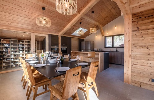 Les Tines Ski Chalet | Spacious chalet in Chamonix with jacuzzi and parking, pets allowed