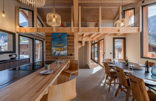Les Tines Ski Chalet | Spacious chalet in Chamonix with jacuzzi and parking, pets allowed