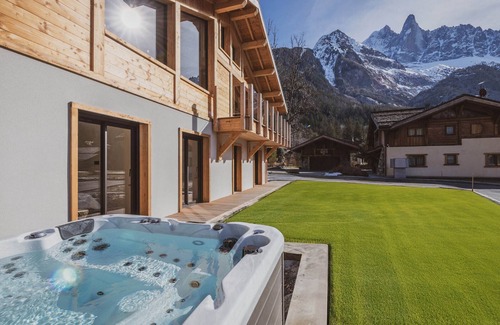 Les Tines Ski Chalet | Spacious chalet in Chamonix with jacuzzi and parking, pets allowed