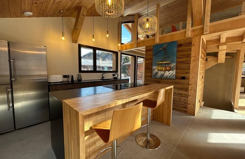 Les Tines Ski Chalet | Spacious chalet with jacuzzi, pets allowed and private parking