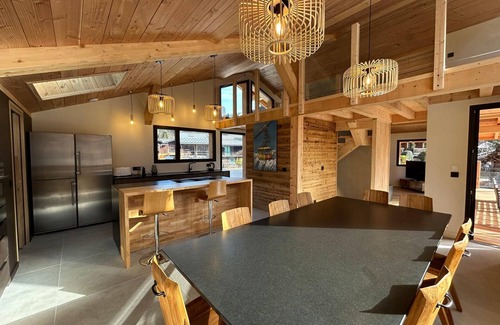 Les Tines Ski Chalet | Spacious chalet with jacuzzi, pets allowed and private parking