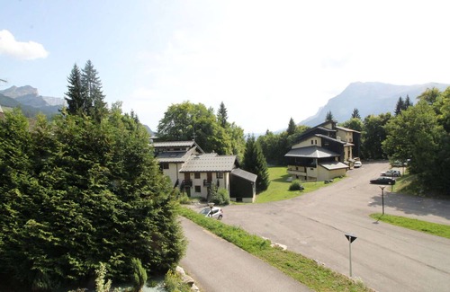 Les Carroz-d'Araches Ski Chalet | Spacious Chalet with 5 Bedrooms for 10, Near Ski Bus and Village, Great Amenities