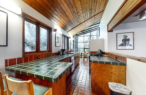Alyeska Ski Chalet | Spacious chalet with WiFi, private hot tub & solarium - dogs ok