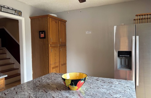 Kansas City House | Spacious Charming Md-twn, 2Sty, 8-10Bd, Deck/Patio, Wi-Fi, Laundry N Heart of KC