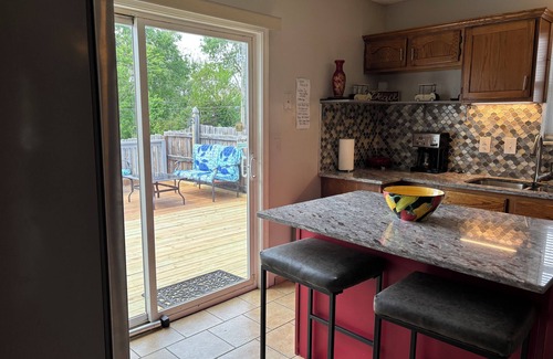 Kansas City House | Spacious Charming Md-twn, 2Sty, 8-10Bd, Deck/Patio, Wi-Fi, Laundry N Heart of KC