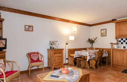 Chamonix City Centre Apartment | Spacious City-Center Apartment with Balcony, Parking, and Wi-Fi in Chamonix