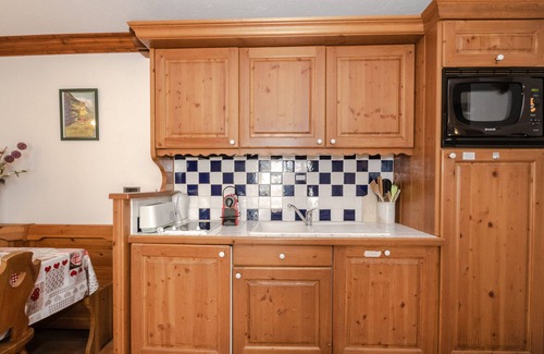 Chamonix City Centre Apartment | Spacious City-Center Apartment with Balcony, Parking, and Wi-Fi in Chamonix
