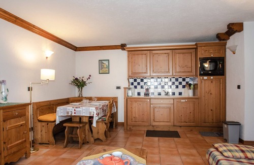 Chamonix City Centre Apartment | Spacious City-Center Apartment with Balcony, Parking, and Wi-Fi in Chamonix