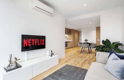 Melbourne Central Business District Apartment | Spacious Collins St Apartment with City View + Gym