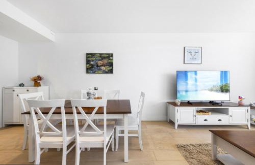 Mascot Apartment | Spacious Condo in Mascot- Doorsteps to Station
