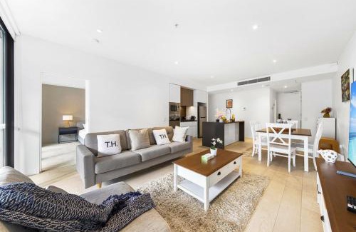 Mascot Apartment | Spacious Condo in Mascot- Doorsteps to Station
