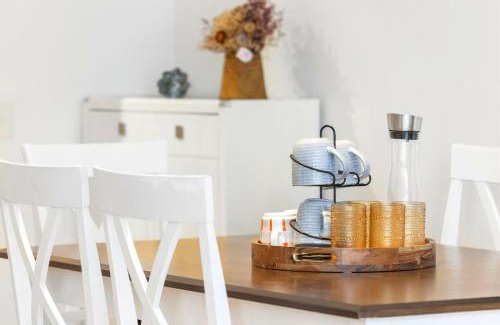 Mascot Apartment | Spacious Condo in Mascot- Doorsteps to Station