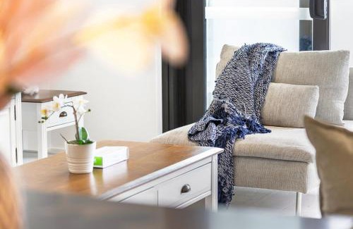 Mascot Apartment | Spacious Condo in Mascot- Doorsteps to Station