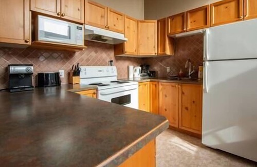 East Kootenay House | Spacious condo with Fireplace BBQ, Deck, Views