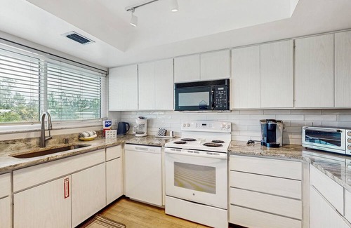 Siesta Key Condo | Spacious condo with work station,WIFI, W/D and full kitchen