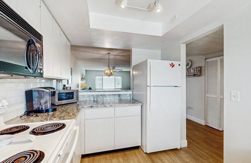 Siesta Key Condo | Spacious condo with work station,WIFI, W/D and full kitchen