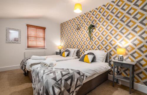 Northampton House | Spacious Contractor House for Large Groups - Private Parking