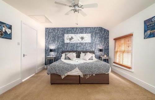Northampton House | Spacious Contractor House for Large Groups - Private Parking
