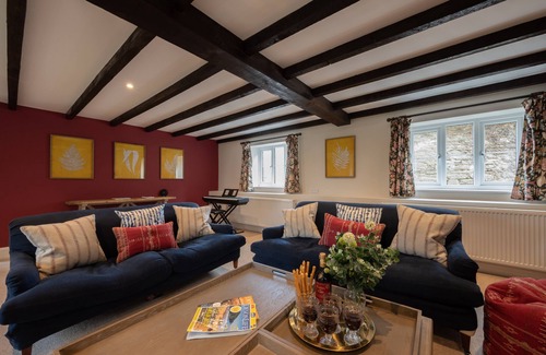 West Down House | Spacious converted barn with large garden and hot tub - 10mn from surfing beach!