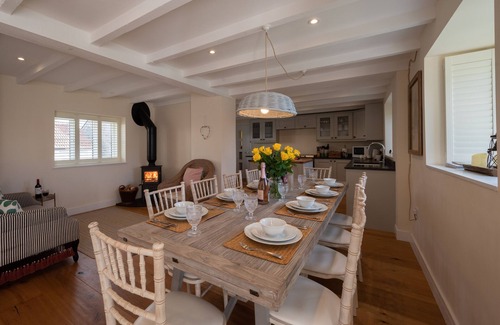 West Down House | Spacious converted barn with large garden and hot tub - 10mn from surfing beach!
