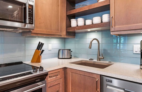 Kaanapali Condo | Spacious Corner Location with Wrap Around Lanai -BEST VALUE!
