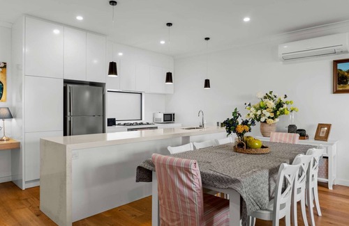 Port Melbourne House | Spacious & Cosy 4B3B near DFO & Convention Centre