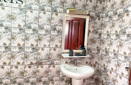 Yaounde House | Spacious Cosy, super comfy Dowtown apartememt with Parking and Wifi