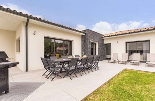 La Haie-Fouassiere Cottage | Spacious cottage with garden, spa, foosball and private parking