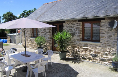 Pedernec Cottage | Spacious Cottage, sleeps 6, Private Pool, Barbeque, Gardens and Patio, WIFI, TV
