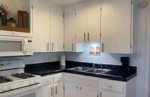 Encanto Cottage | Spacious Cottage with easy access to it all!