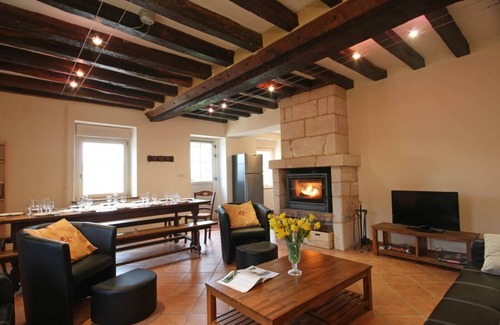 Mauves-sur-Huisne Cottage | Spacious Countryside Retreat with Modern Amenities, Games Area, and Wildlife Views