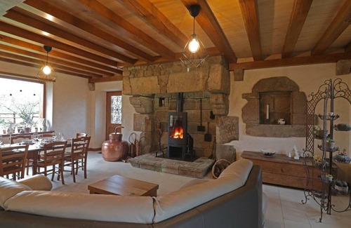 Ceauce Cottage | Spacious Countryside Retreat with Games Room, Near Pond, Sleeps 15