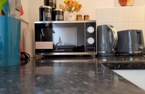 West Hendon Apartment | Spacious & Cozy Studio - mins from Central London and Wembley