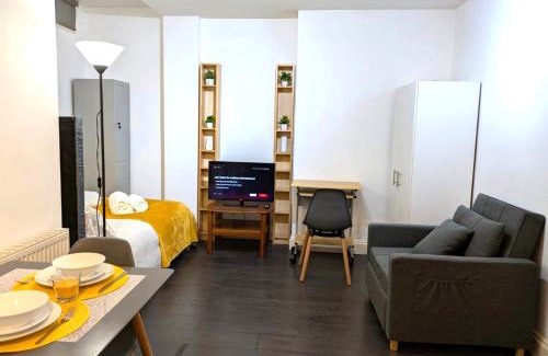 West Hendon Apartment | Spacious & Cozy Studio - mins from Central London and Wembley