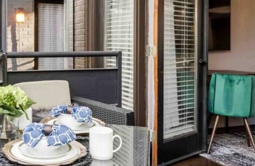 Old East Dallas Condo | Spacious Dallas loft with fireplace, pool, and luxury amenities near Downtown.