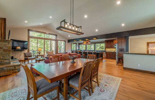 Truckee House | Spacious Designer Home with Large Kitchen, Two Decks, Near Lake, Ski Resort
