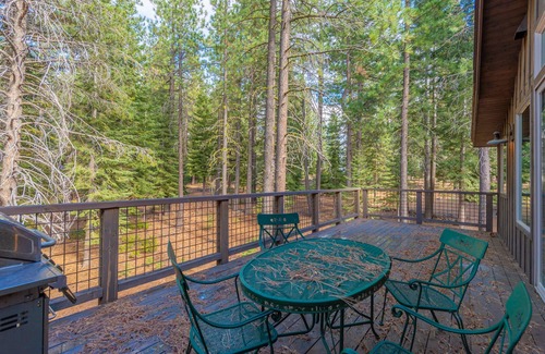 Truckee House | Spacious Designer Home with Large Kitchen, Two Decks, Near Lake, Ski Resort