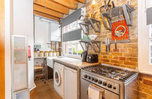 St. Dunstan's House | Spacious Detached House w/Private Courtyard